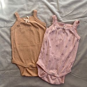 KATE QUINN 2 Pointelle body suits 6-12m